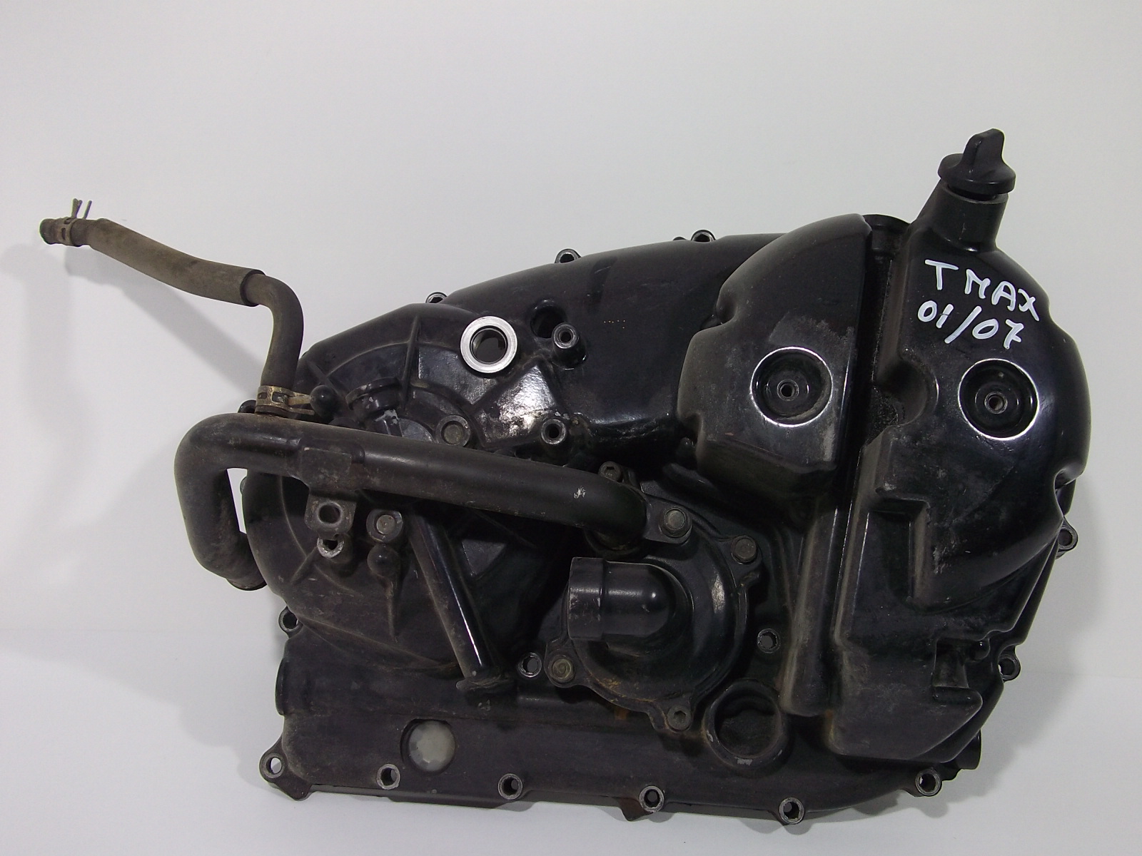 TAPA MOTOR IZQUIERDA ( la tapa motor incluye la bomba de agua) YAMAHA TMAX 2004/07