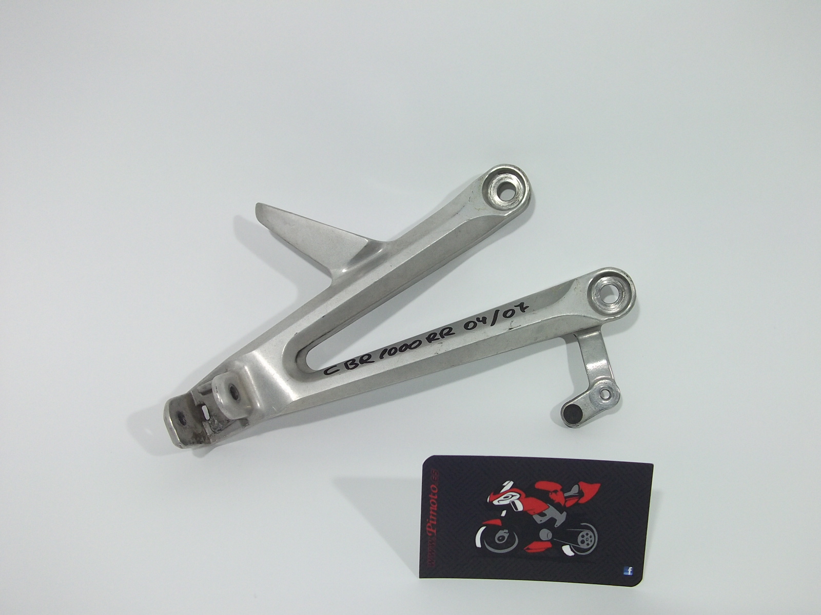 SOPORTE DE ESTRIBO TRASERO DERECHO HONDA CBR 1000RR 2004-07