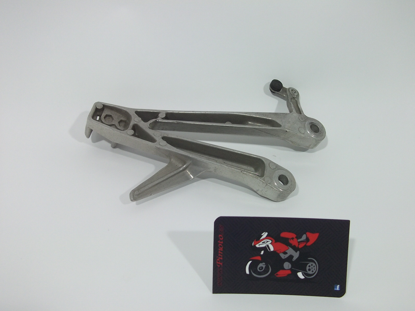 SOPORTE DE ESTRIBO TRASERO DERECHO HONDA CBR 1000RR 2004-07 - Imagen 3