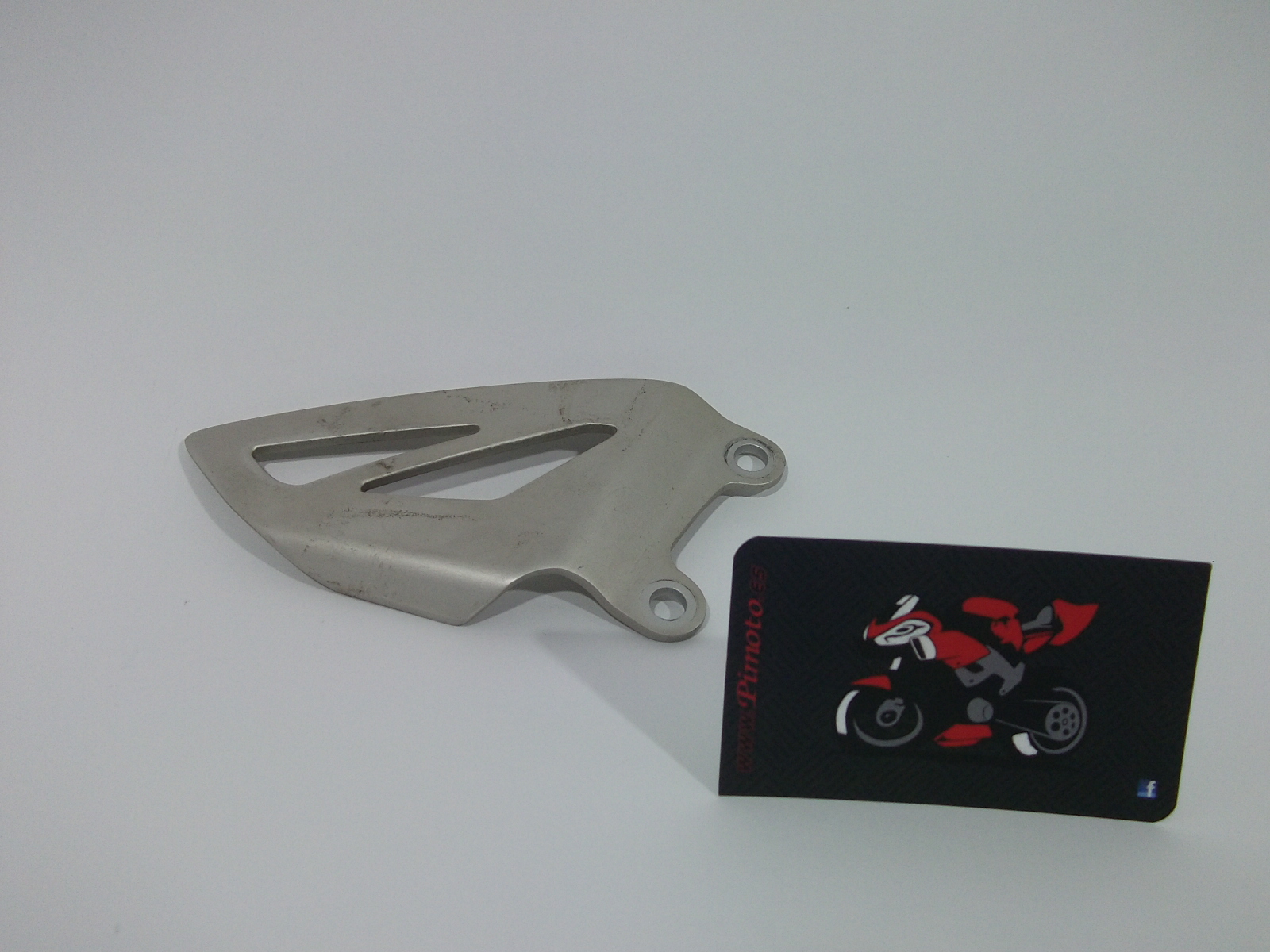 PLACA ESTRIBO DELANTERO DERECHO TRIUMPH DAYTONA 675 2006/08