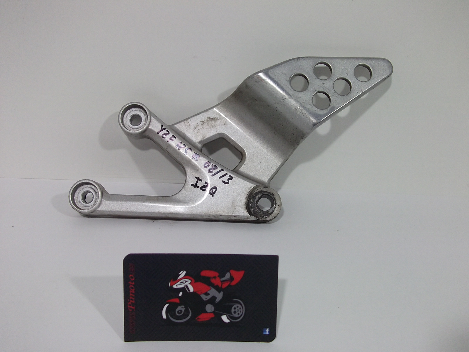 SOPORTE ESTRIBO DELANTERO IZQUIERDO YAMAHA YZF125R 2008/13