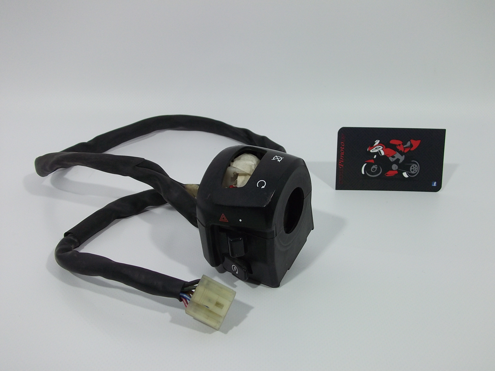 PI&Ntilde;A DE LUCES DERECHA-FALTA INTERRUPTOR DE CORTE YAMAHA TMAX 2001/03