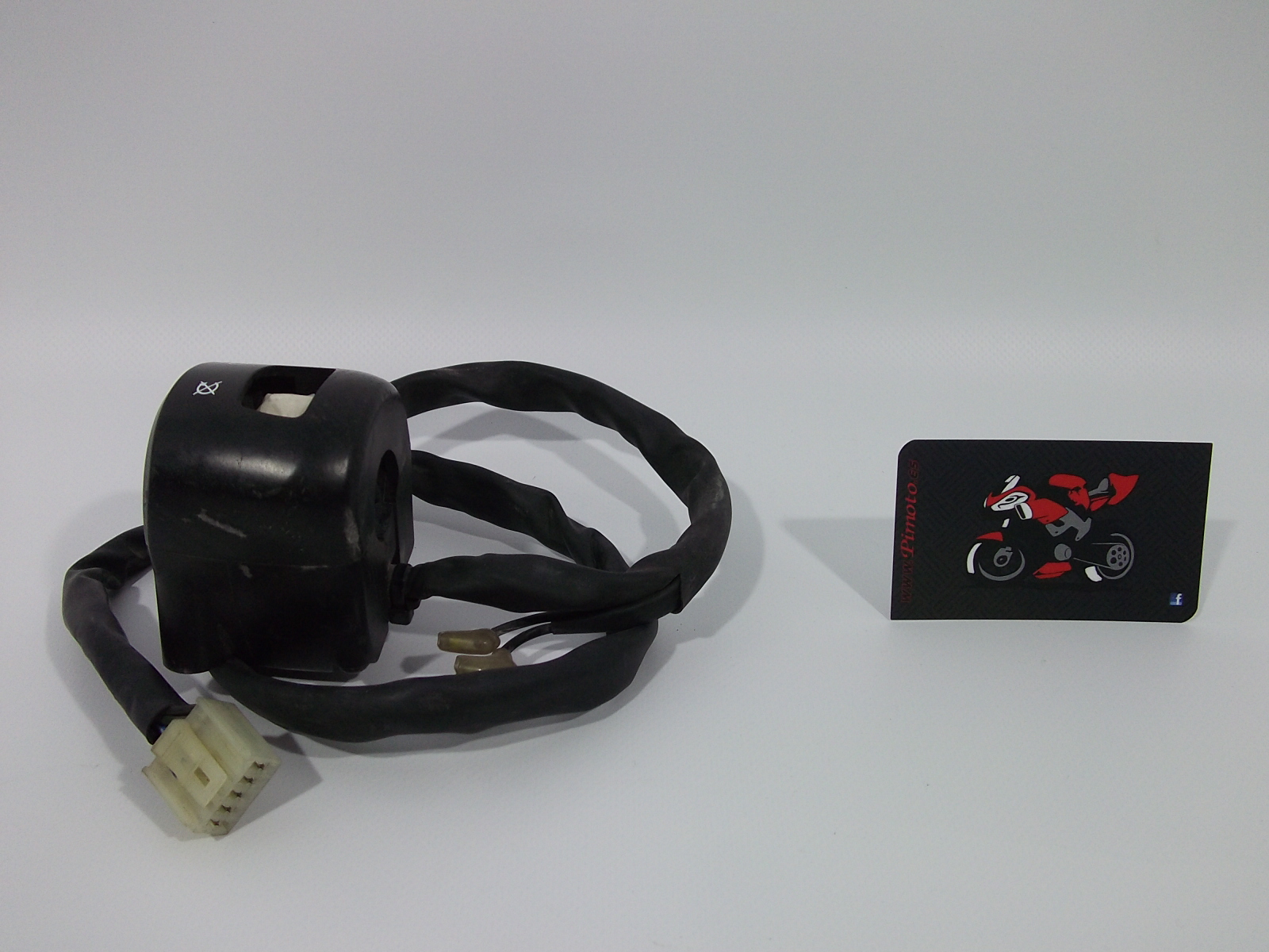 PI&Ntilde;A DE LUCES DERECHA-FALTA INTERRUPTOR DE CORTE YAMAHA TMAX 2001/03 - Imagen 3