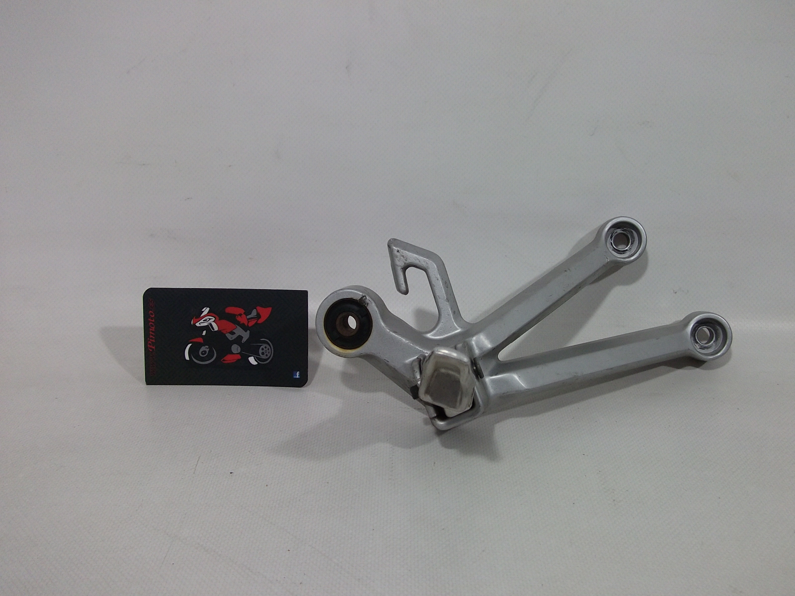 ESTRIBO TRASERO DERECHO SUZUKI GSXR 600 2004/05