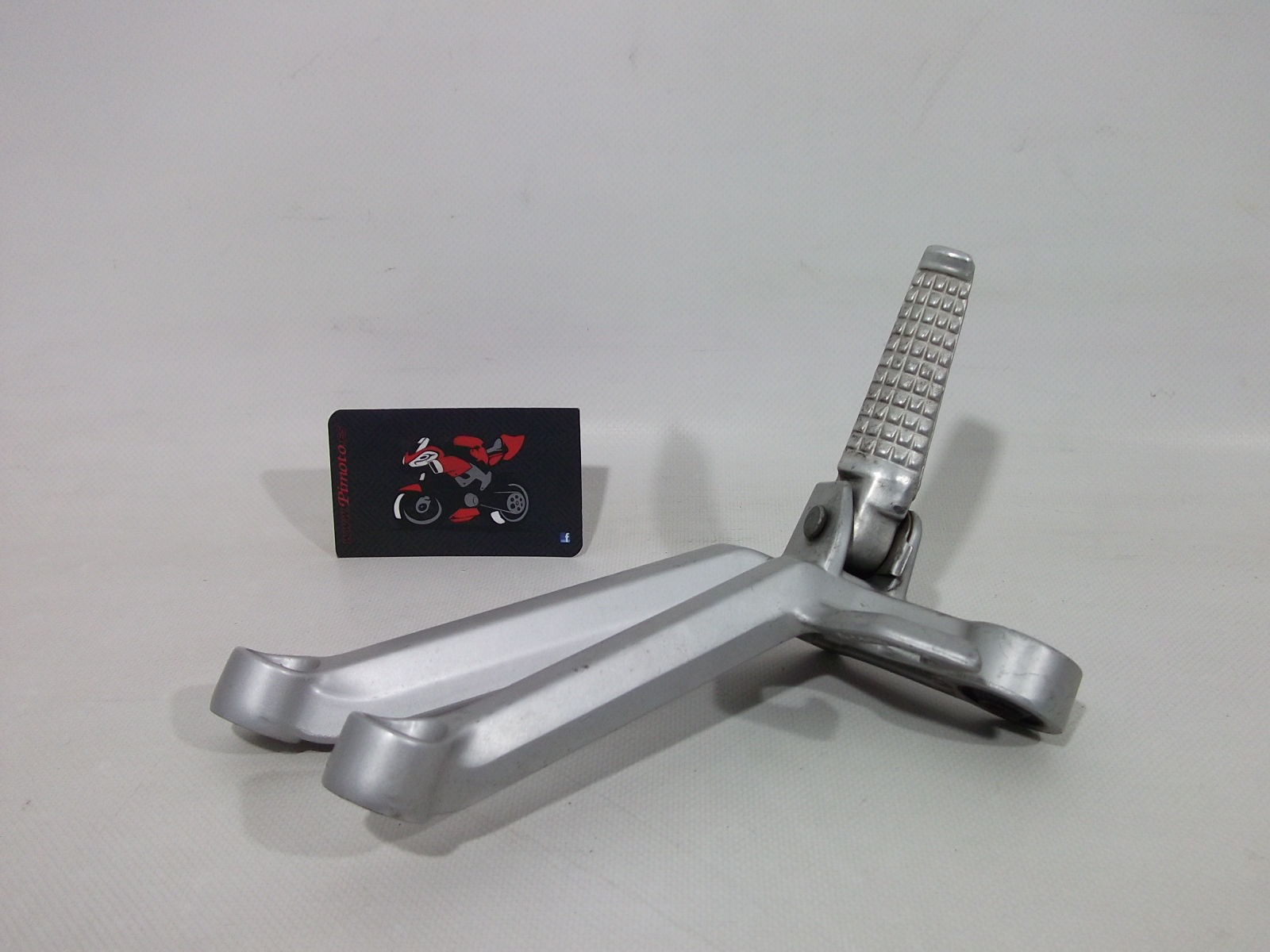 ESTRIBO TRASERO DERECHO SUZUKI GSXR 600 2004/05 - Imagen 4