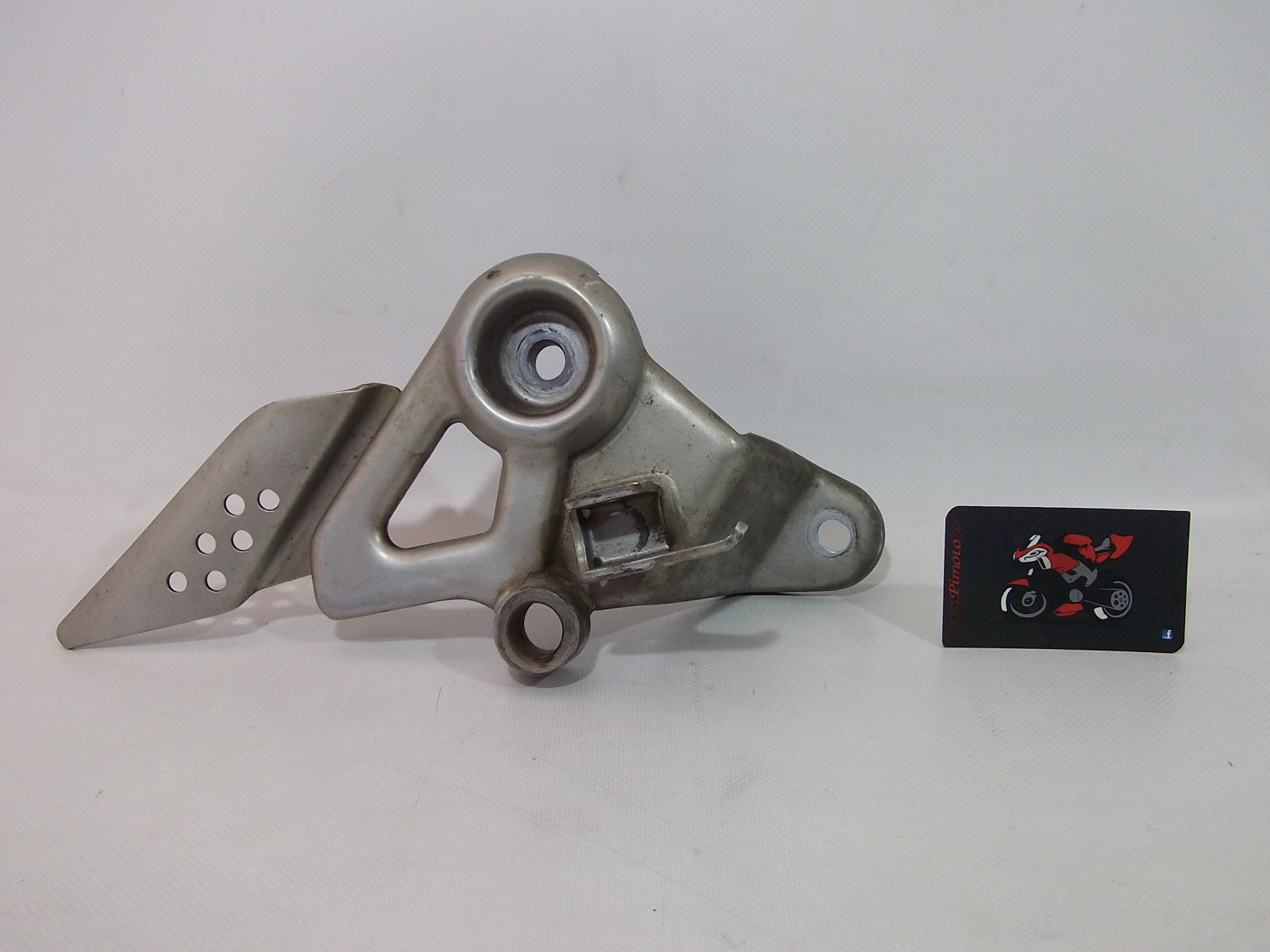 SOPORTE ESTRIBO DEL. DER. HONDA CBF 125 08/15