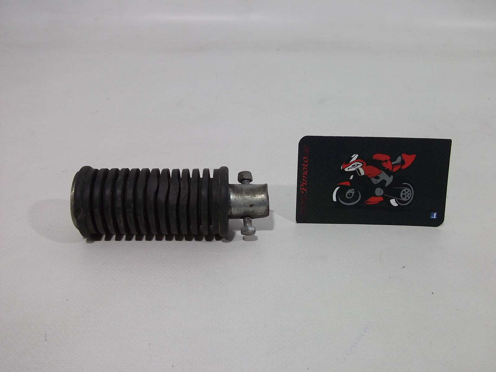 ESTRIBO TRASERO DERECHO SUZUKI INTRUDER 250 LC 2000/2004