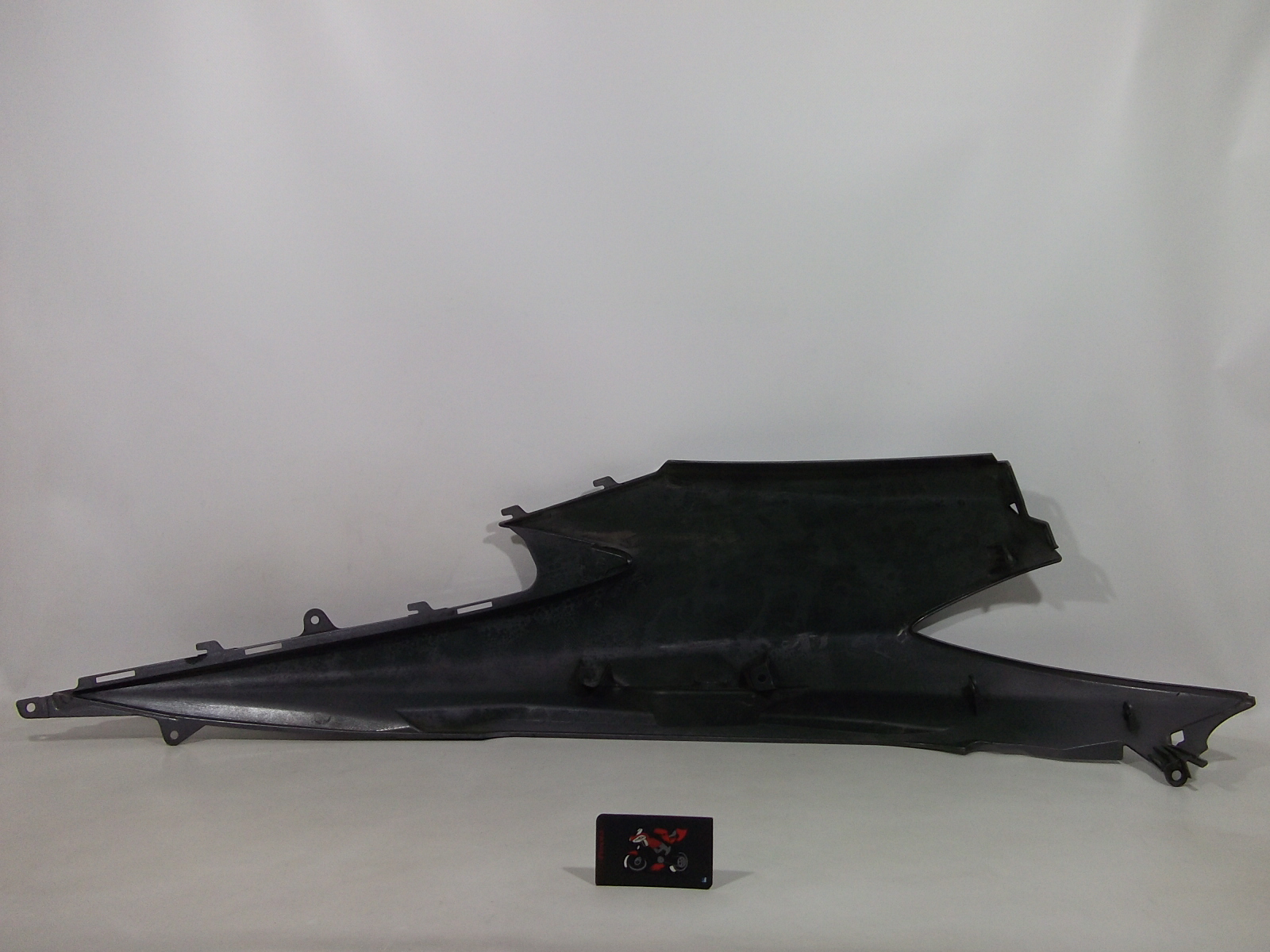 TAPA LATERAL TRASERA IZQUIERDA SUZUKI BURGMAN 400 2007 - Imagen 3