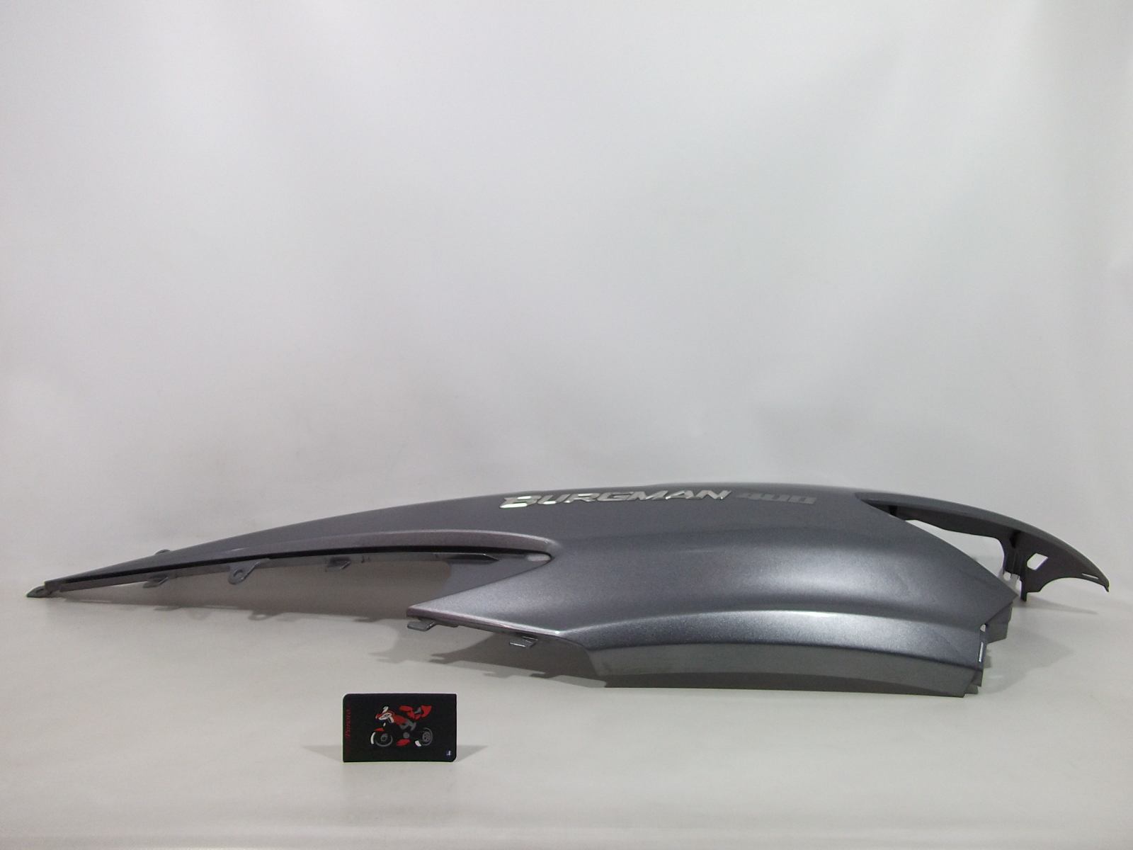 TAPA LATERAL TRASERA IZQUIERDA SUZUKI BURGMAN 400 2007 - Imagen 4