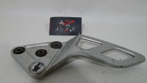 SOPORTE ESTRIBO DELANTERO IZQUIERDO SUZUKI BANDIT S 650 2006
