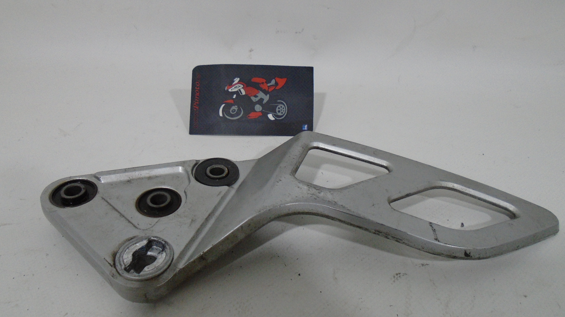 SOPORTE ESTRIBO DELANTERO IZQUIERDO SUZUKI BANDIT S 650 2006