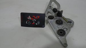 SOPORTE ESTRIBO DELANTERO DERECHO SUZUKI BANDIT S 650 2006