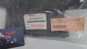 TAPA SOPORTE BATERIA
 SUZUKI BURGMAN 200 2007/13