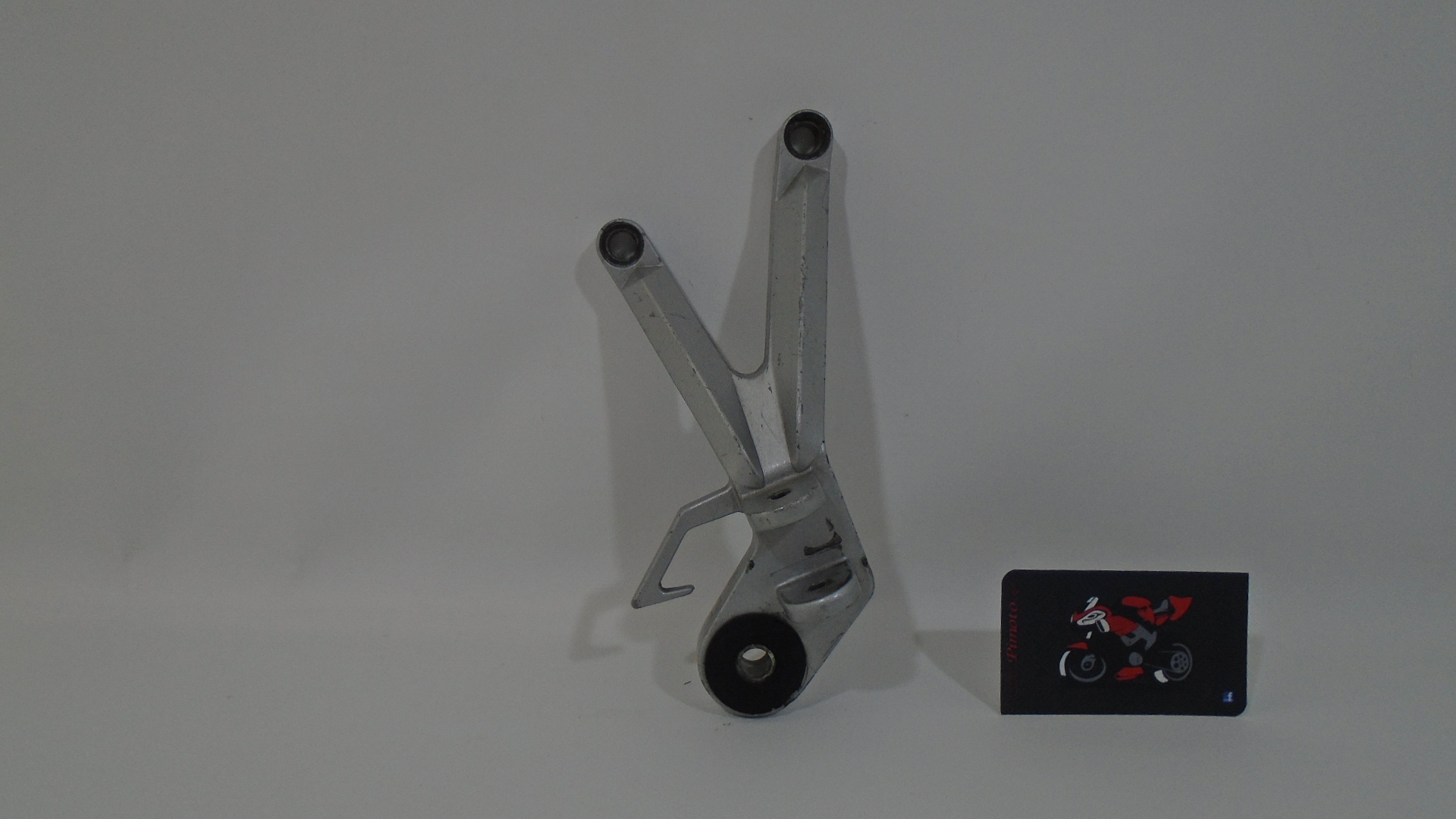 SOPORTE ESTRIBO TRASERO DERECHO HYOSUNG GTR 250 INYECCION 08-09