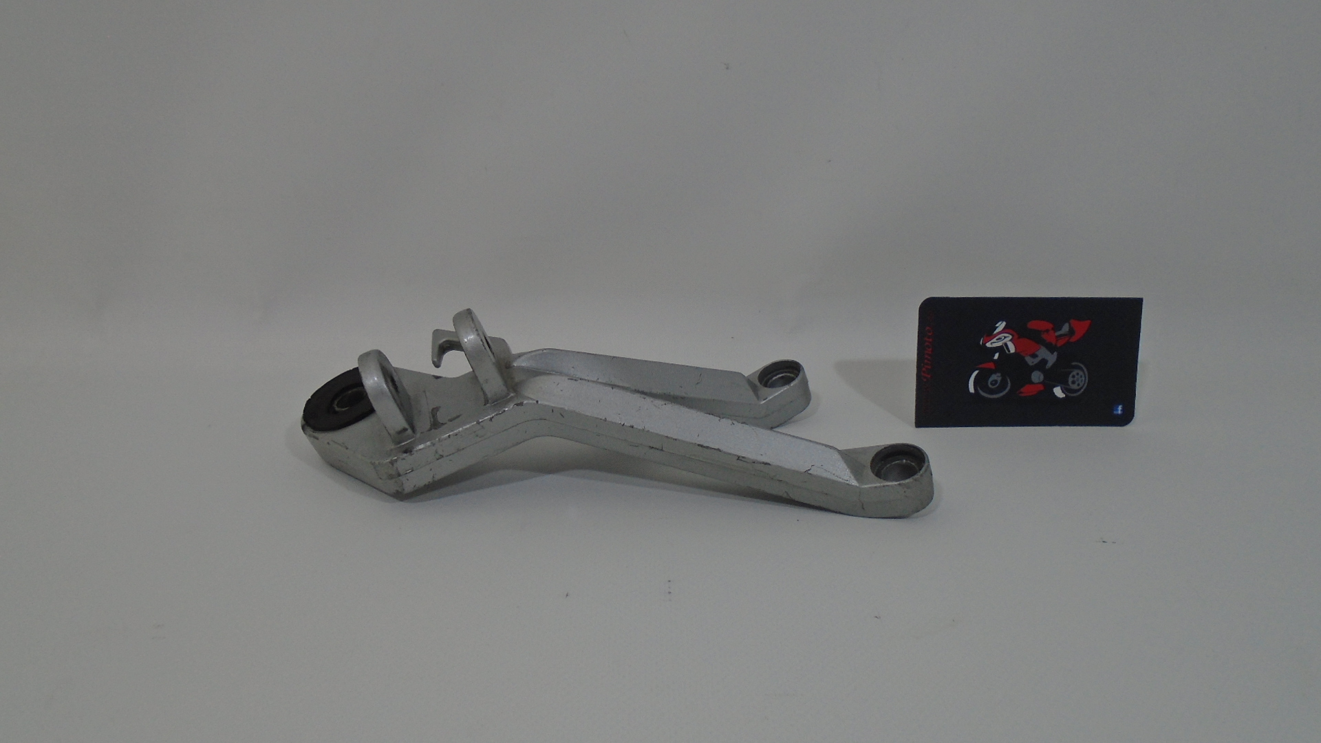 SOPORTE ESTRIBO TRASERO DERECHO HYOSUNG GTR 250 INYECCION 08-09 - Imagen 3
