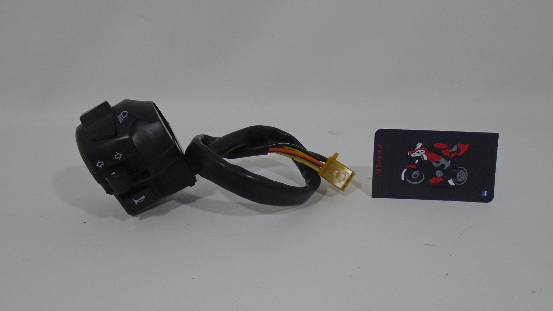 PI&Ntilde;A IZQUIERDA DE LUCES HYOSUNG GTR 250 INYECCION 08-09