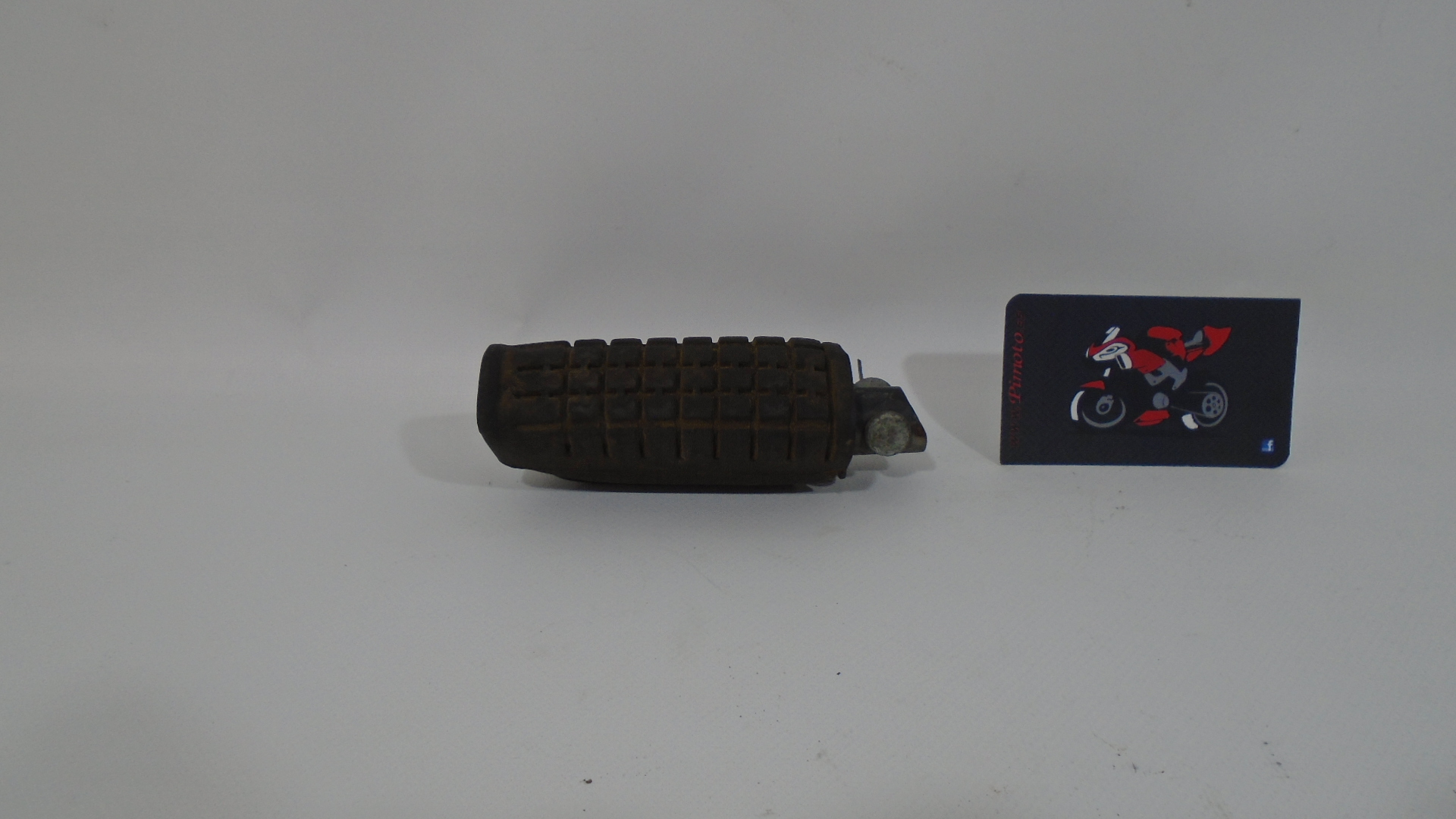 ESTRIBO TRASERO DERECHO HONDA CBF 125 08/15