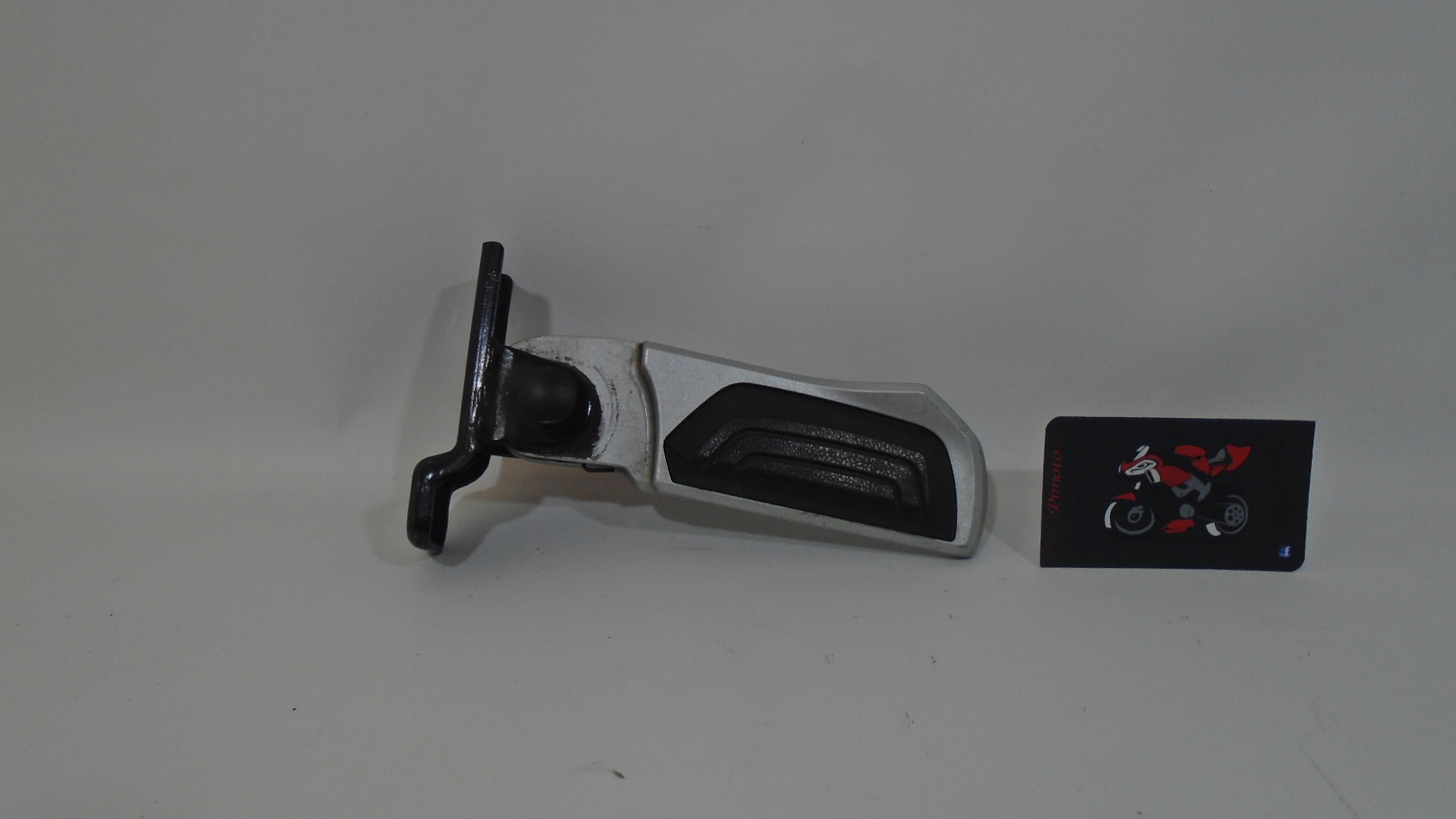 ESTRIBO TRASERO DERECHO SYM MAXSYM 400