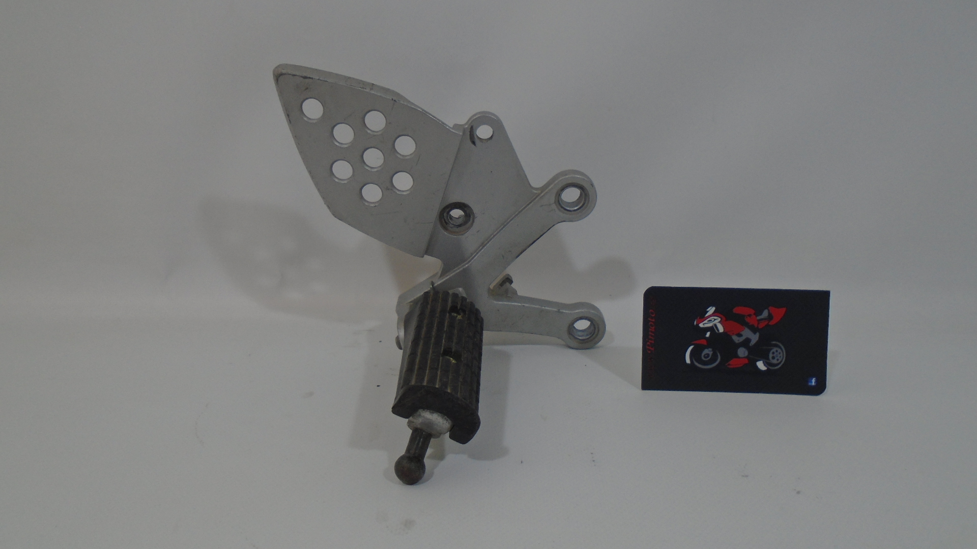 SOPORTE ESTRIBO DELANTERO DERECHO HYOSUNG GTR 650 2004/14