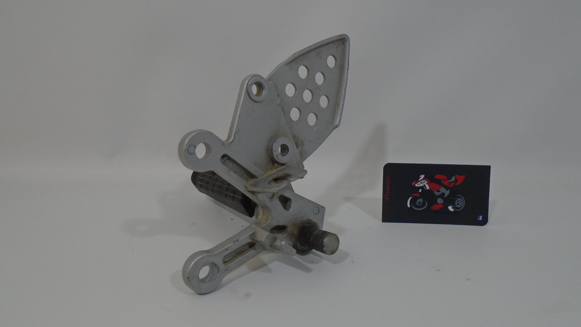 SOPORTE ESTRIBO DELANTERO DERECHO HYOSUNG GTR 650 2004/14 - Imagen 4