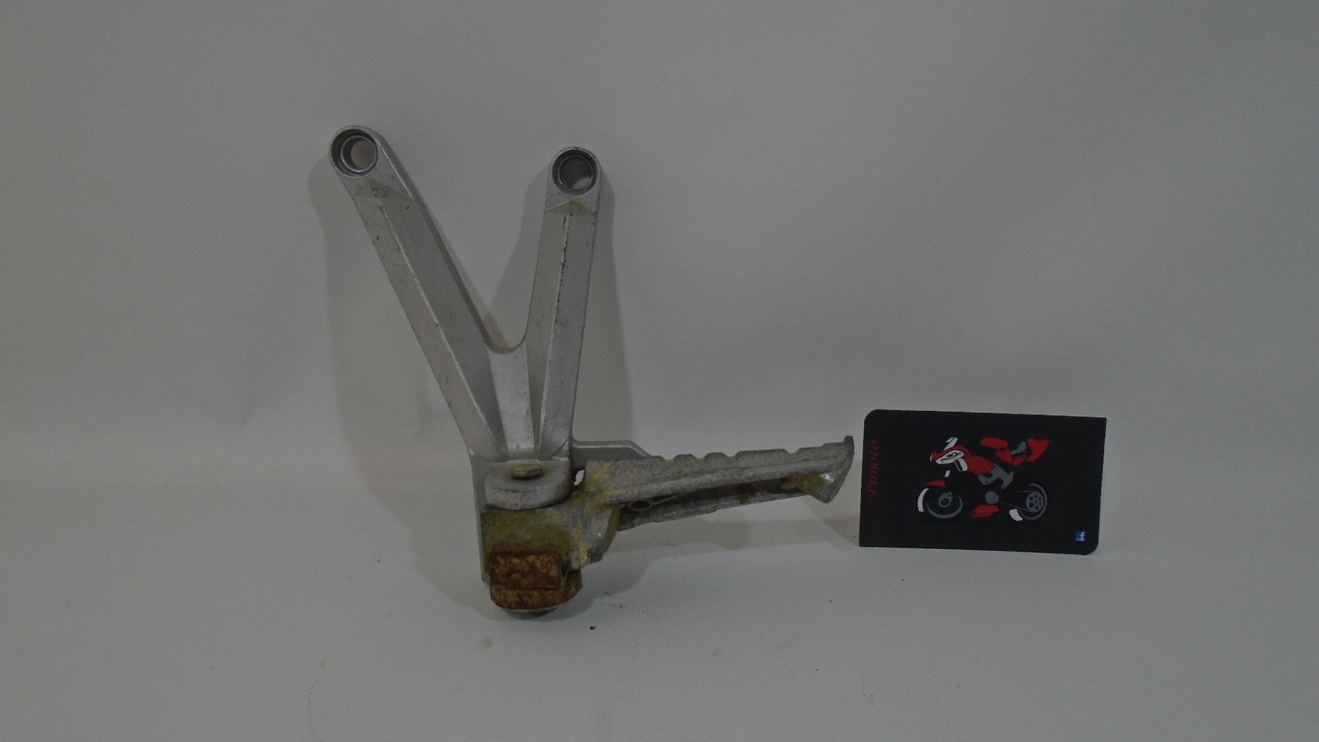 SOPORTE ESTRIBO TRASERO IZQUIERDO HYOSUNG GTR 650 2004/14