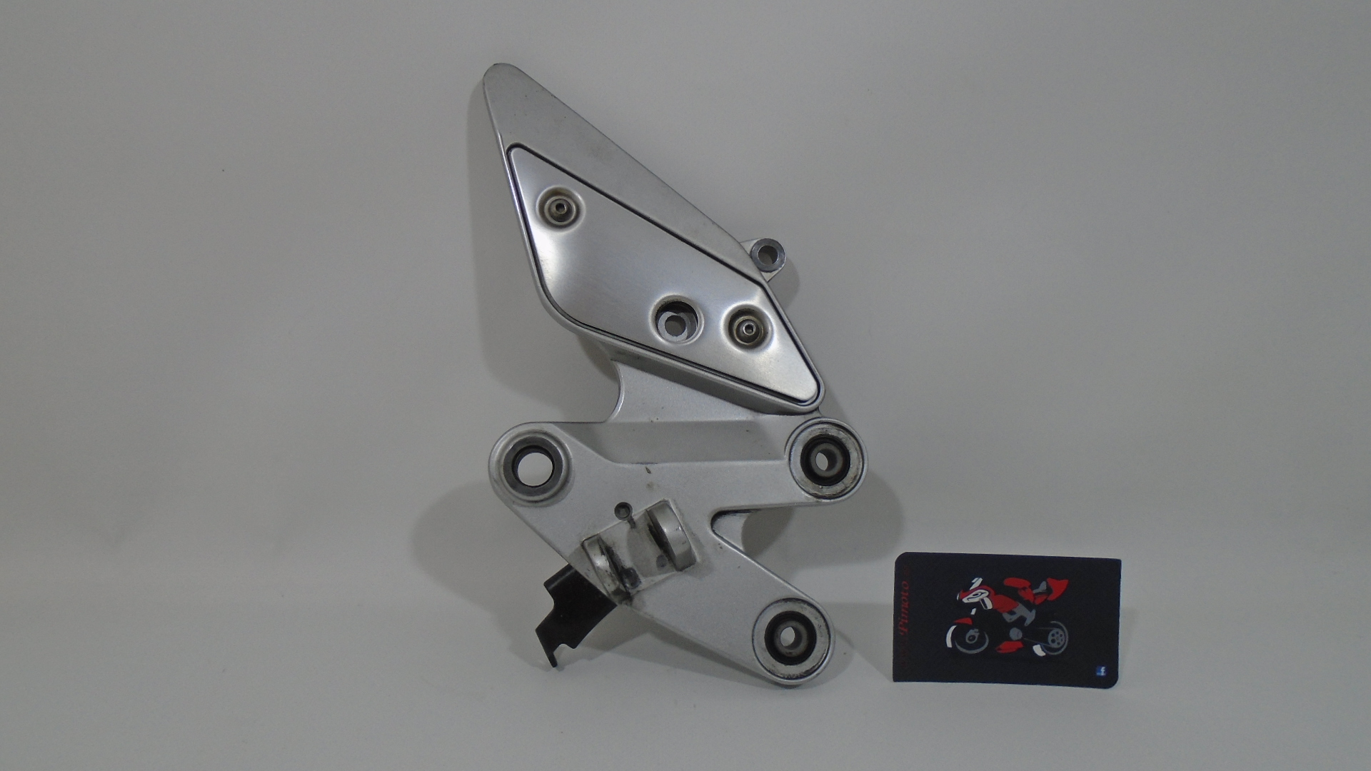 SOPORTE ESTRIBO DELANTERO DEERECHO YAMAHA FZ6 S2 07-10