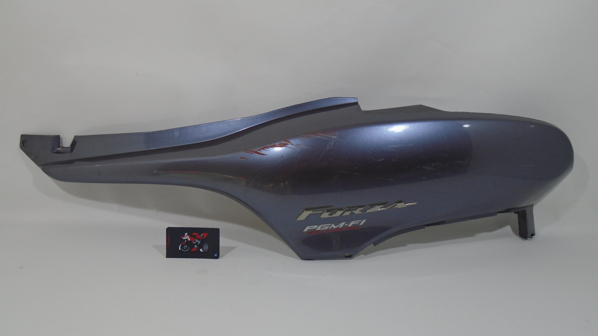 LATERAL TRASERO IZQUIERDO
COLOR GRIS ARA&Ntilde;ADO HONDA FORZA 250 2005/2007