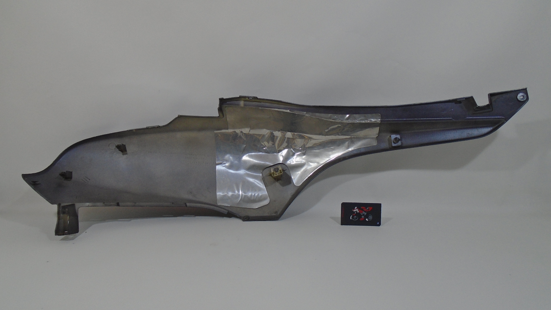 LATERAL TRASERO IZQUIERDO
COLOR GRIS ARA&Ntilde;ADO HONDA FORZA 250 2005/2007 - Imagen 3