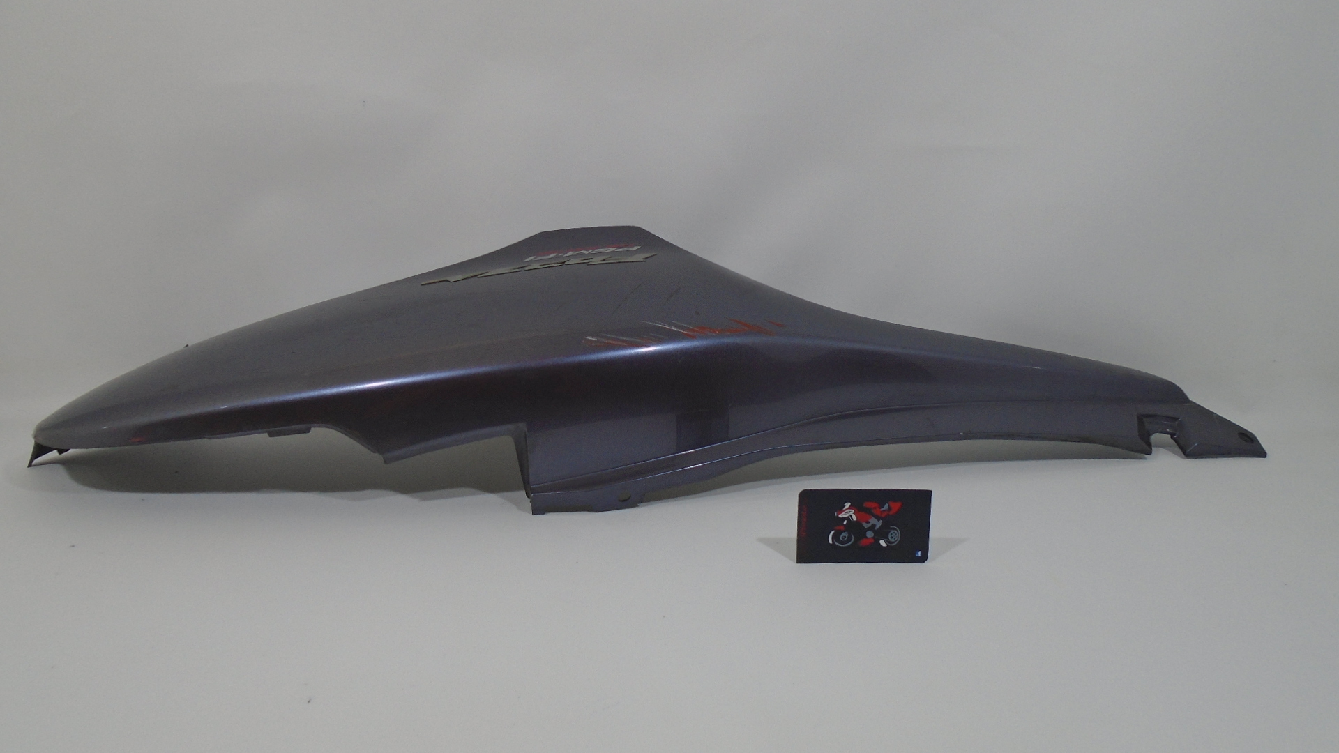 LATERAL TRASERO IZQUIERDO
COLOR GRIS ARA&Ntilde;ADO HONDA FORZA 250 2005/2007 - Imagen 4