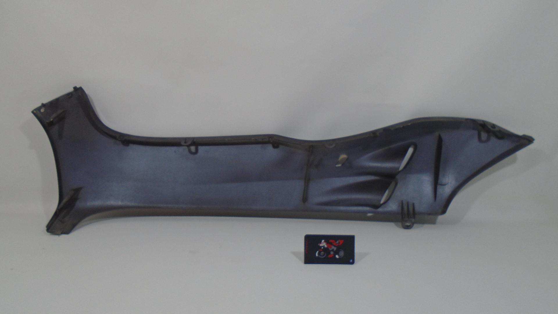 QUILLA DERECHA
COLOR GRIS UN POCO ARA&Ntilde;ADA HONDA FORZA 250 2005/2007 - Imagen 3
