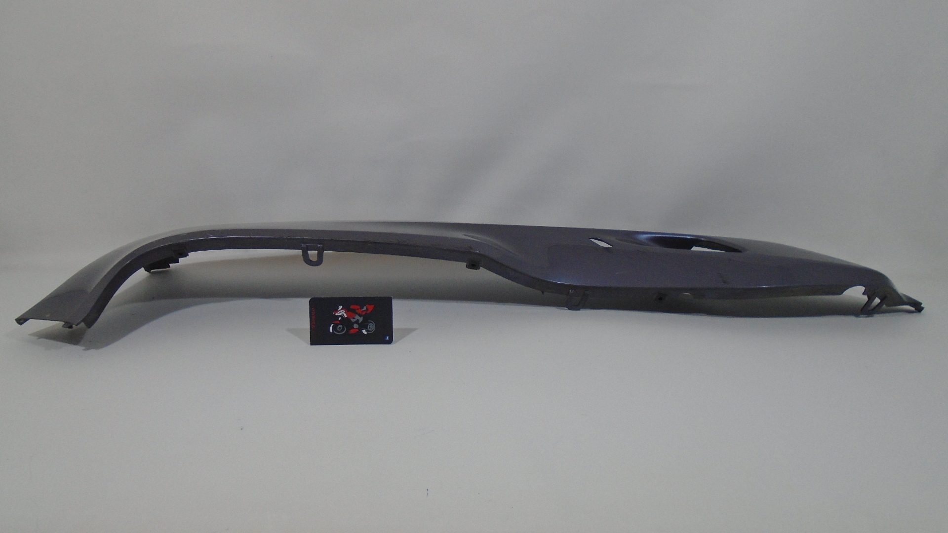 QUILLA DERECHA
COLOR GRIS UN POCO ARA&Ntilde;ADA HONDA FORZA 250 2005/2007 - Imagen 4