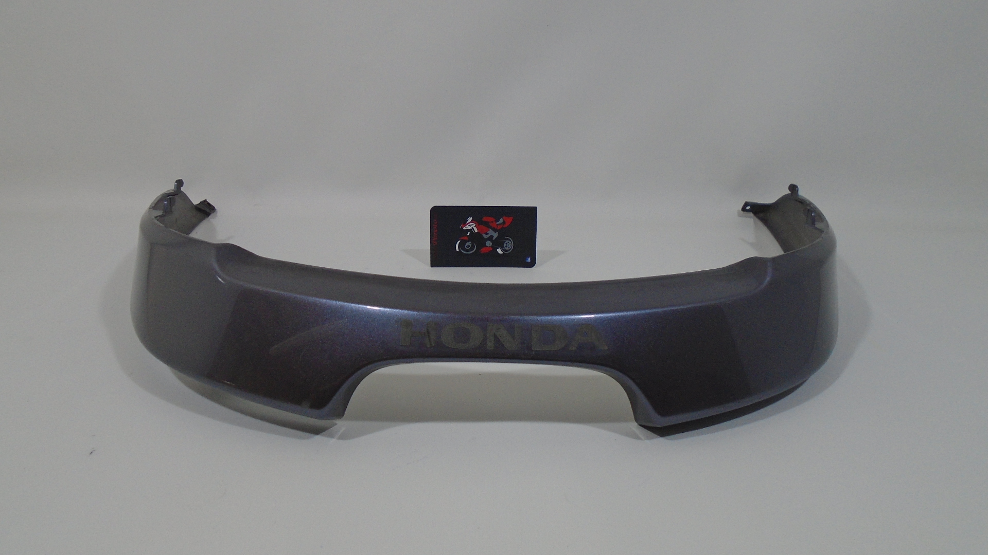 TAPA INFERIOR PILOTO TRASERO
COLOR GRIS SIN ADHSIVO HNDA HONDA FORZA 250 2005/2007 - Imagen 3