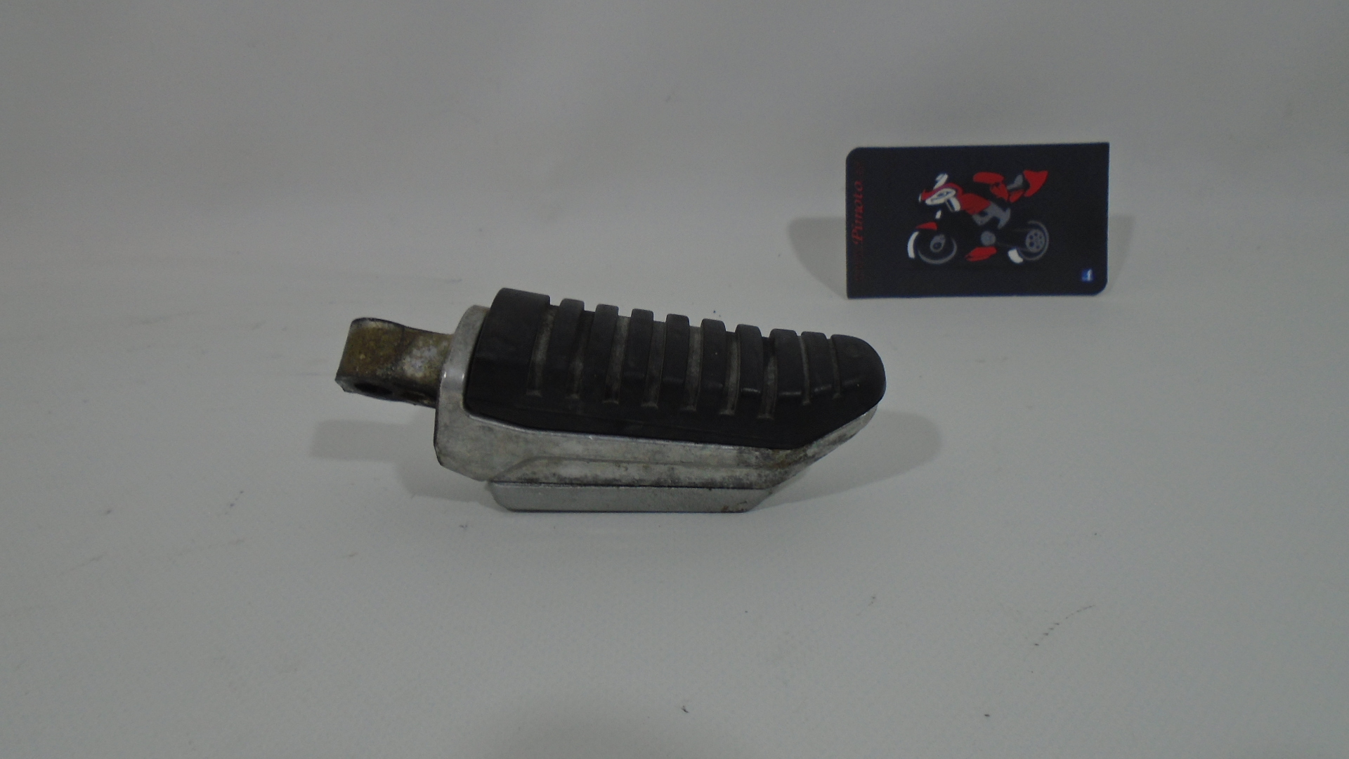 ESTRIBO TRASERO DERECHO SUZUKI GSR 600 06-08 - Imagen 3