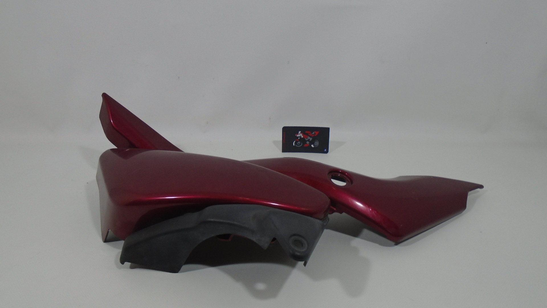 TAPA BAJO ASIENTO IZQUIERDA SUZUKI INTRUDER M1800R - Imagen 3