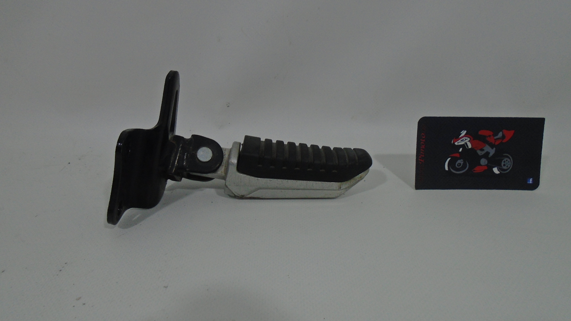 ESTRIBO TRASERO IZQUIERDO SUZUKI INTRUDER M1800R