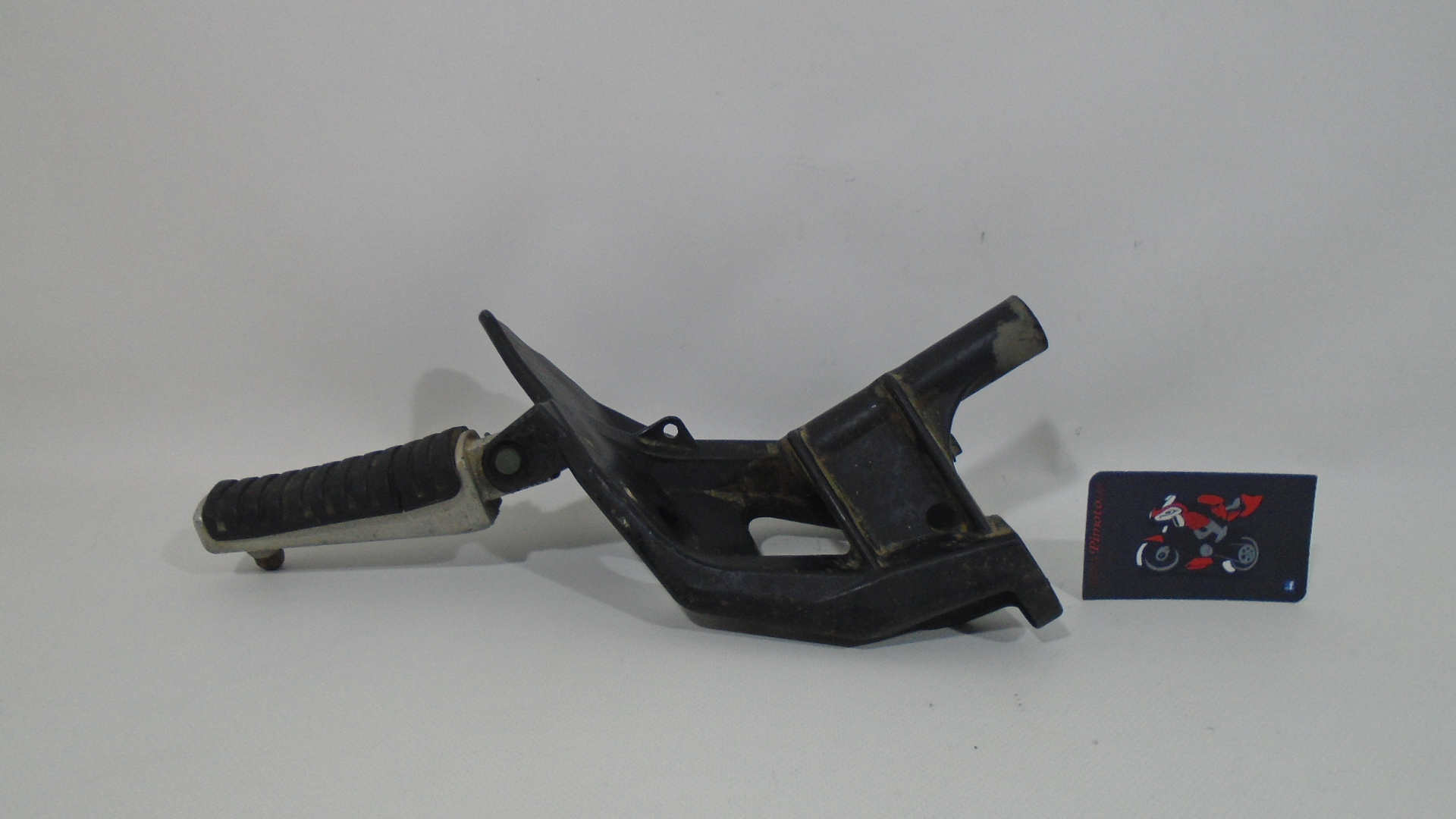 SOPORTE ESTRIBO DELANTERO DERECHO SUZUKI INTRUDER M1800R