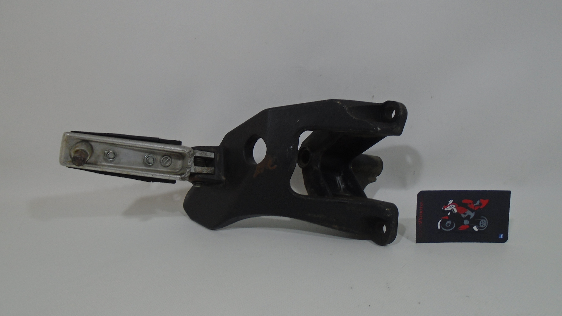 SOPORTE ESTRIBO DELANTERO DERECHO SUZUKI INTRUDER M1800R - Imagen 3