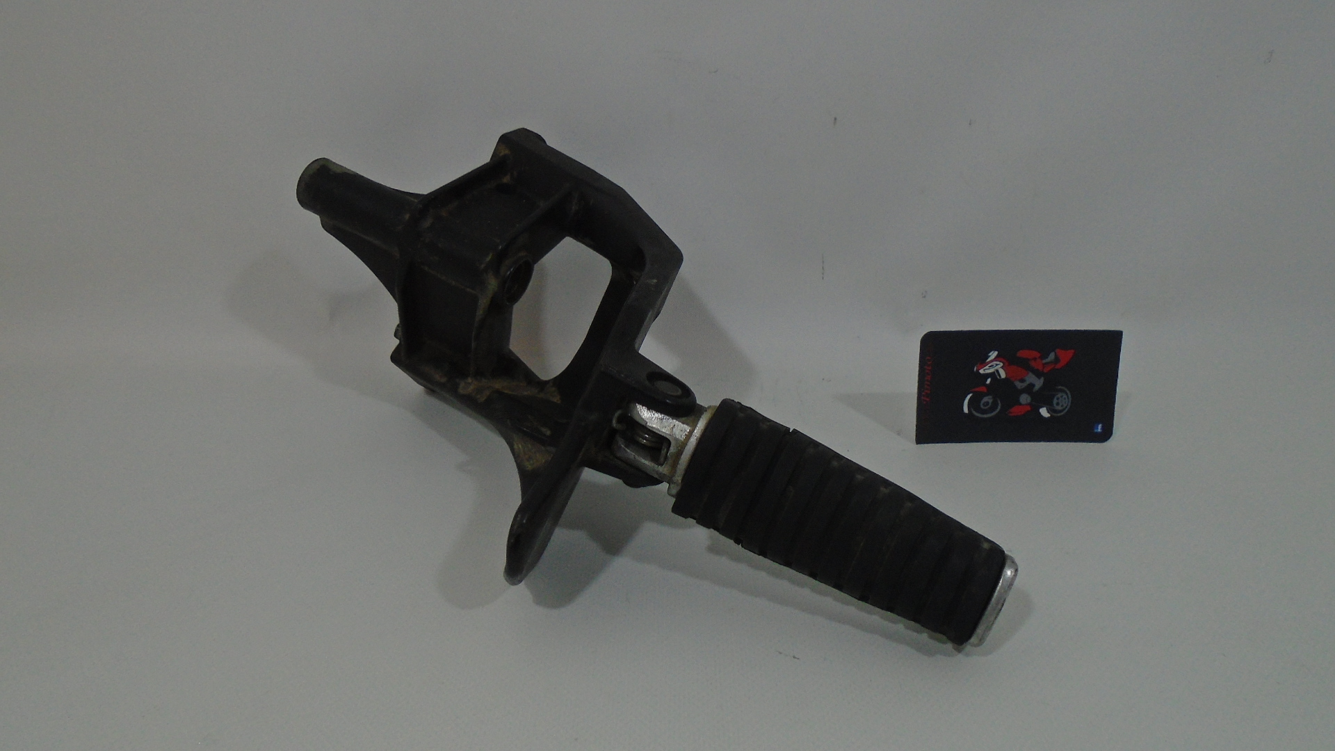 SOPORTE ESTRIBO DELANTERO DERECHO SUZUKI INTRUDER M1800R - Imagen 4