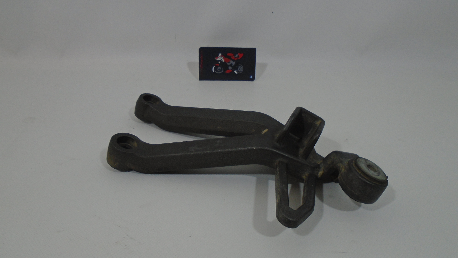 SOPORTE ESTRIBO TRASERO DERECHO KYMCO QUANNON 125 - Imagen 3