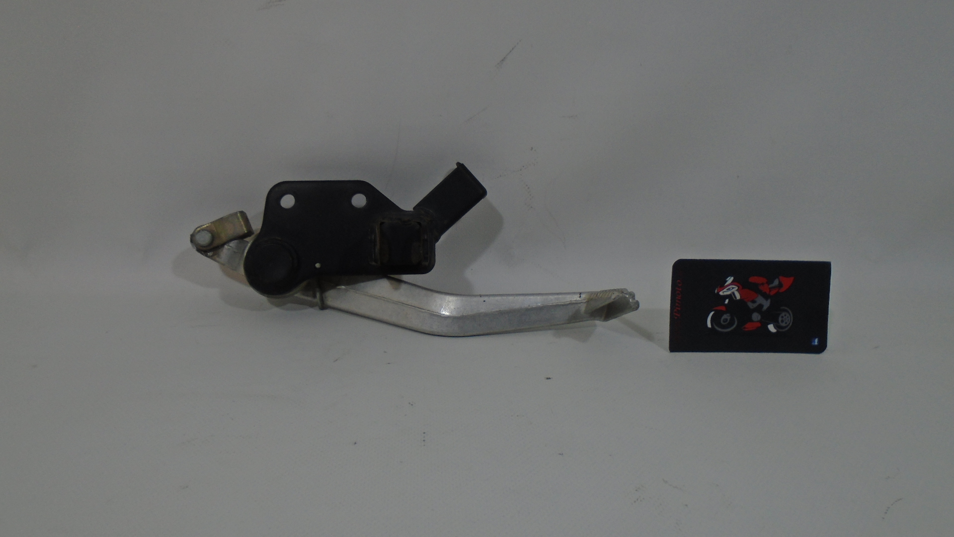 SOPORTE ESTRIBO DELANTERO DERECHO CON PEDAL DE FRENO SUZUKI V-STROM 650 04-07