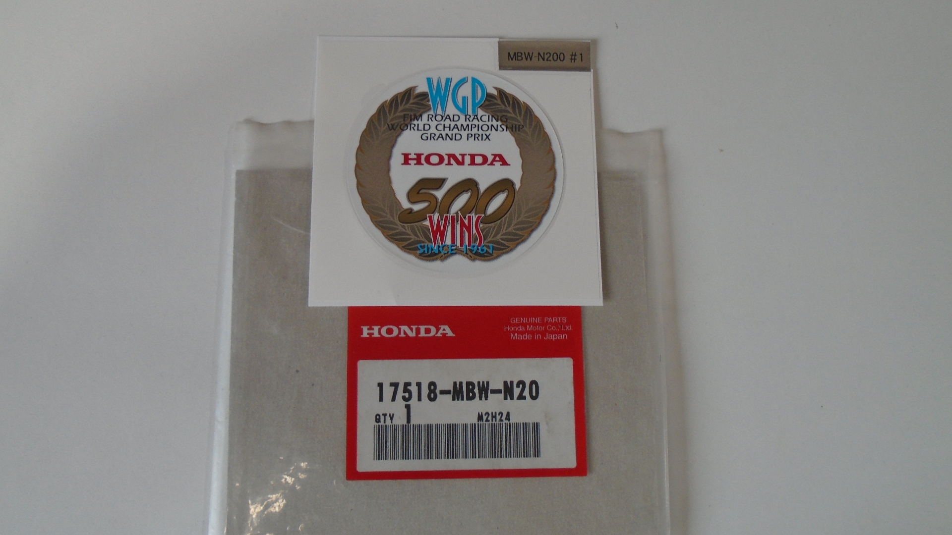 17518-MBW-N20 ADHESIVOS OEM HONDA.