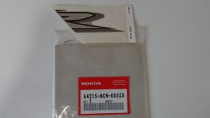 64215-MCW-D00ZD ADHESIVOS OEM HONDA.