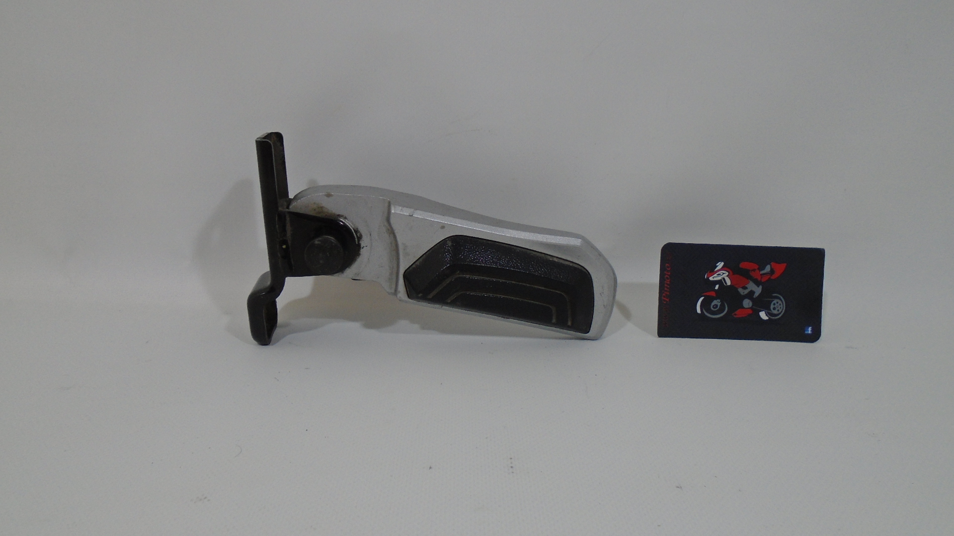 ESTRIBO TRASERO DERECHO SYM MAXSYM 400