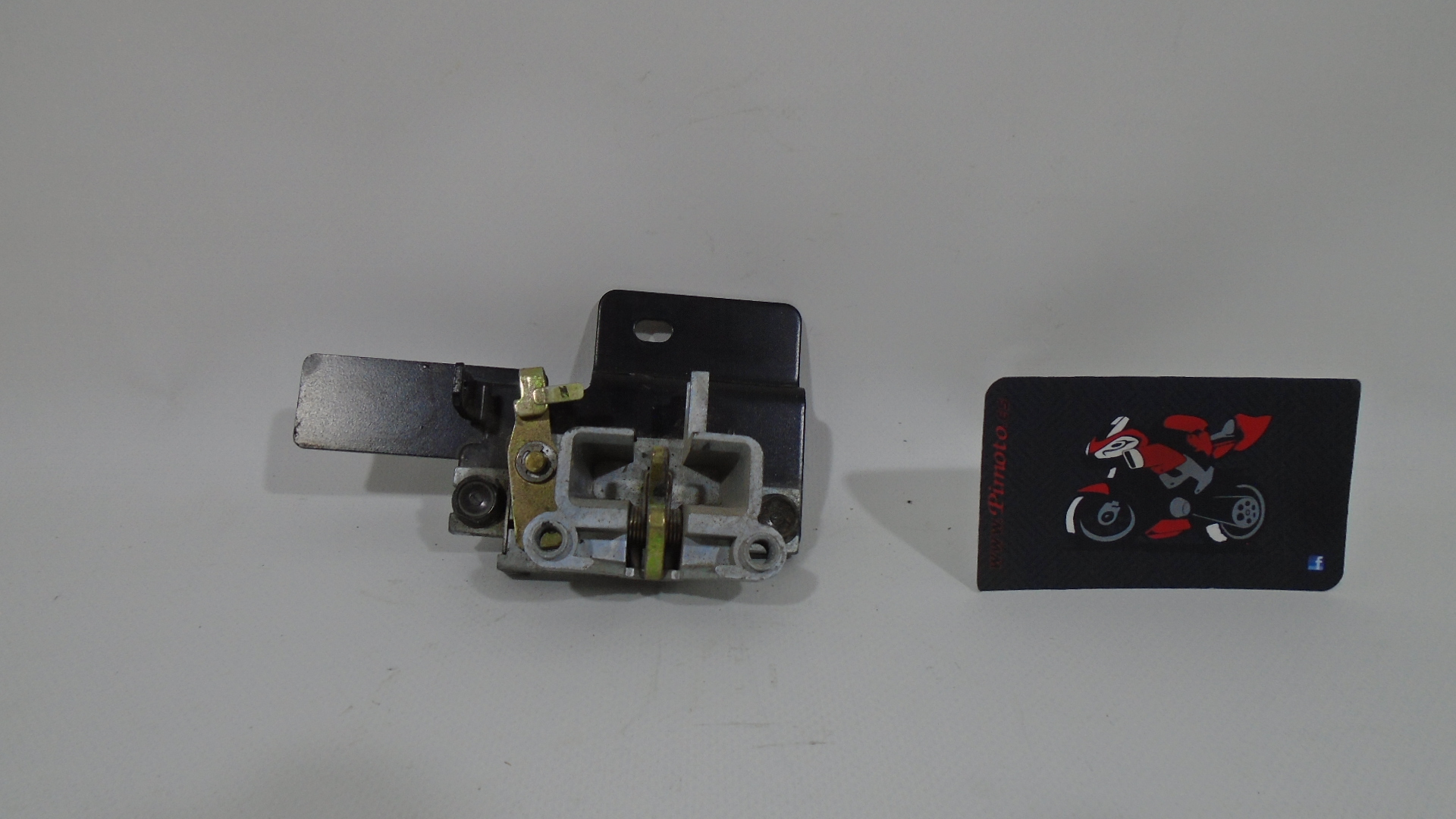 CERRADURA IZQUIERDA ASIENTO SYM MAXSYM 400