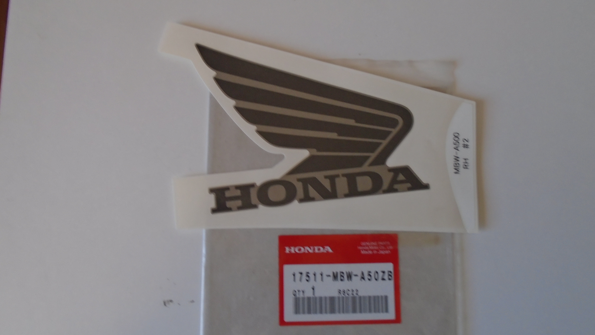 17511-MBW-A50ZB ADHESIVOS OEM HONDA.