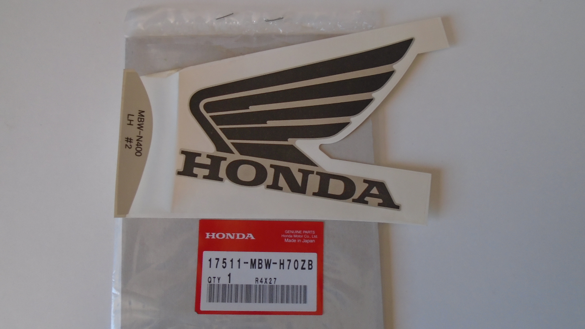 17511-MBW-H70ZB ADHESIVOS OEM HONDA.