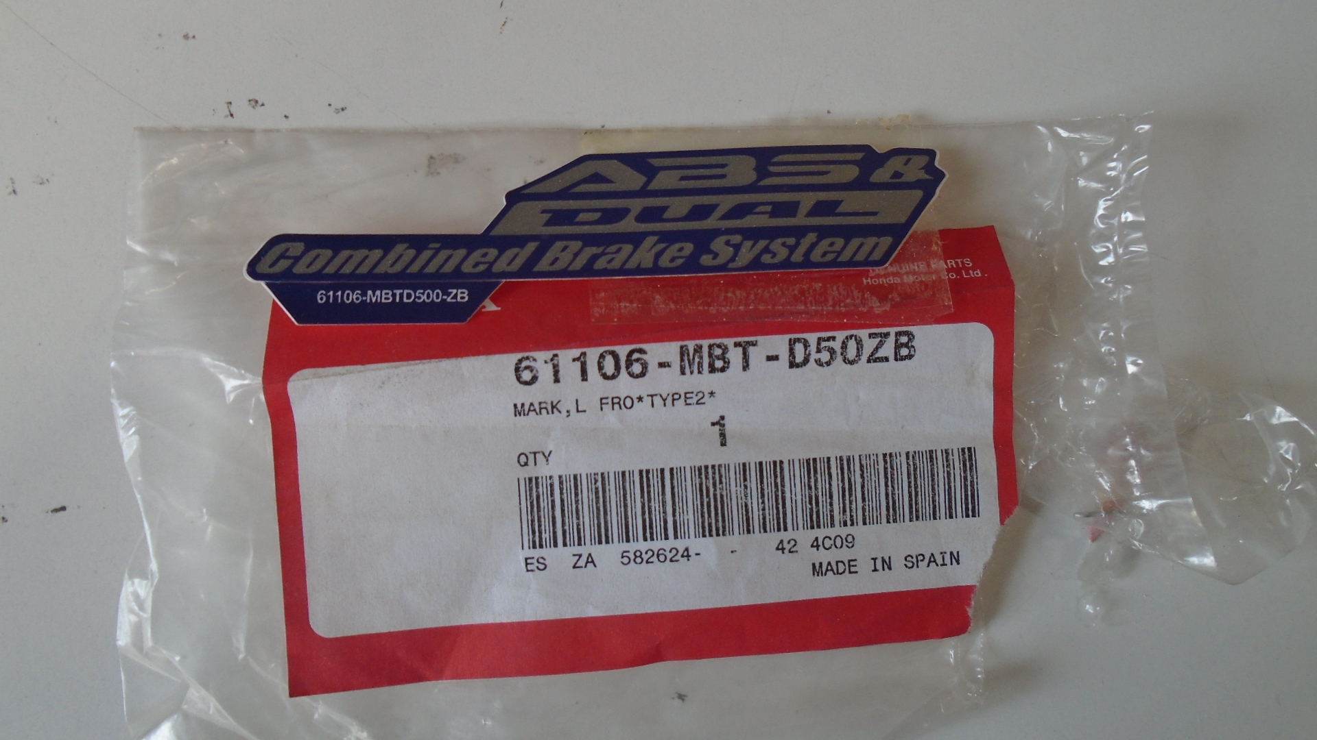 61106-MBT-D50ZB ADHESIVOS OEM HONDA.