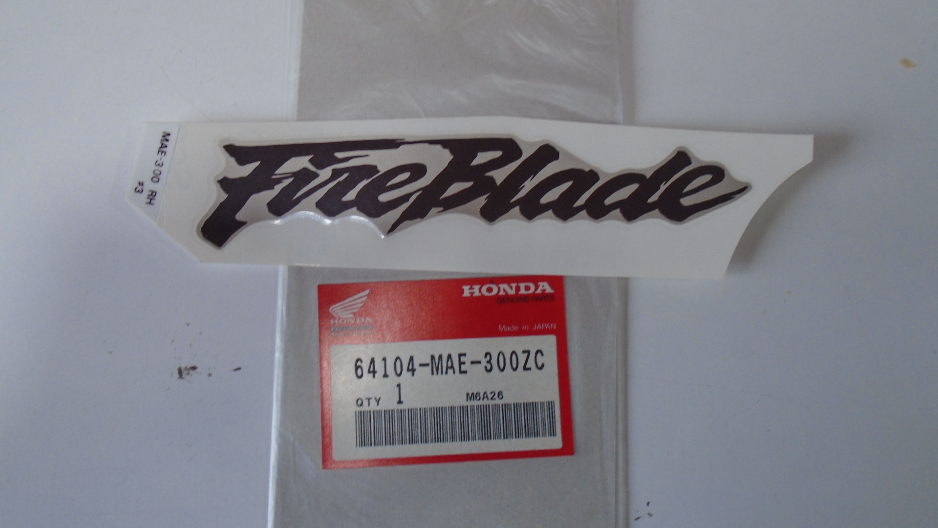 64104-MAE-300ZC ADHESIVOS OEM HONDA.