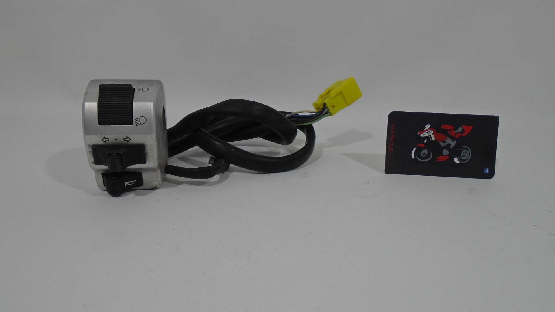 PI&Ntilde;A IZQUIERDA DE LUCES SUZUKI INTRUDER c800 05/07