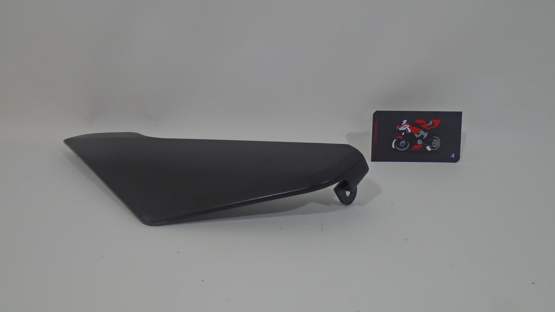 TAPA IZQUIERDA DEPOSITO SUZUKI GSXR 600 2004/05 - Imagen 4